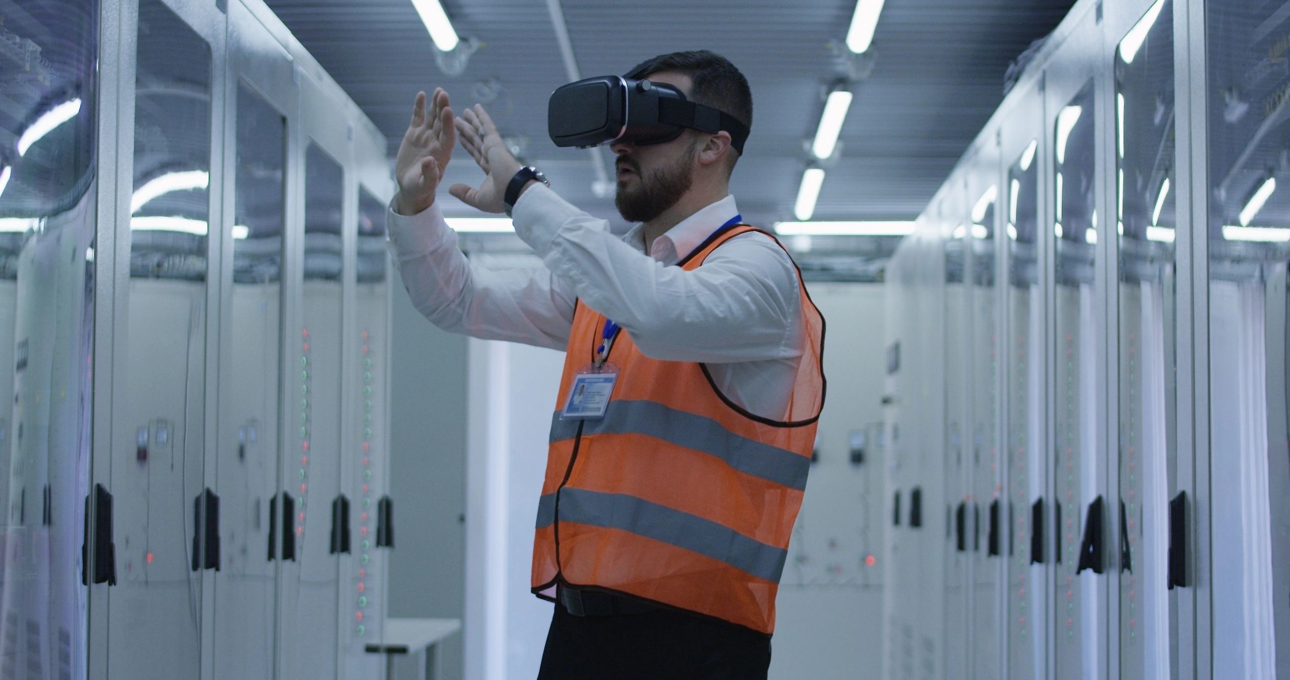 Trabajador industrial usando realidad virtual