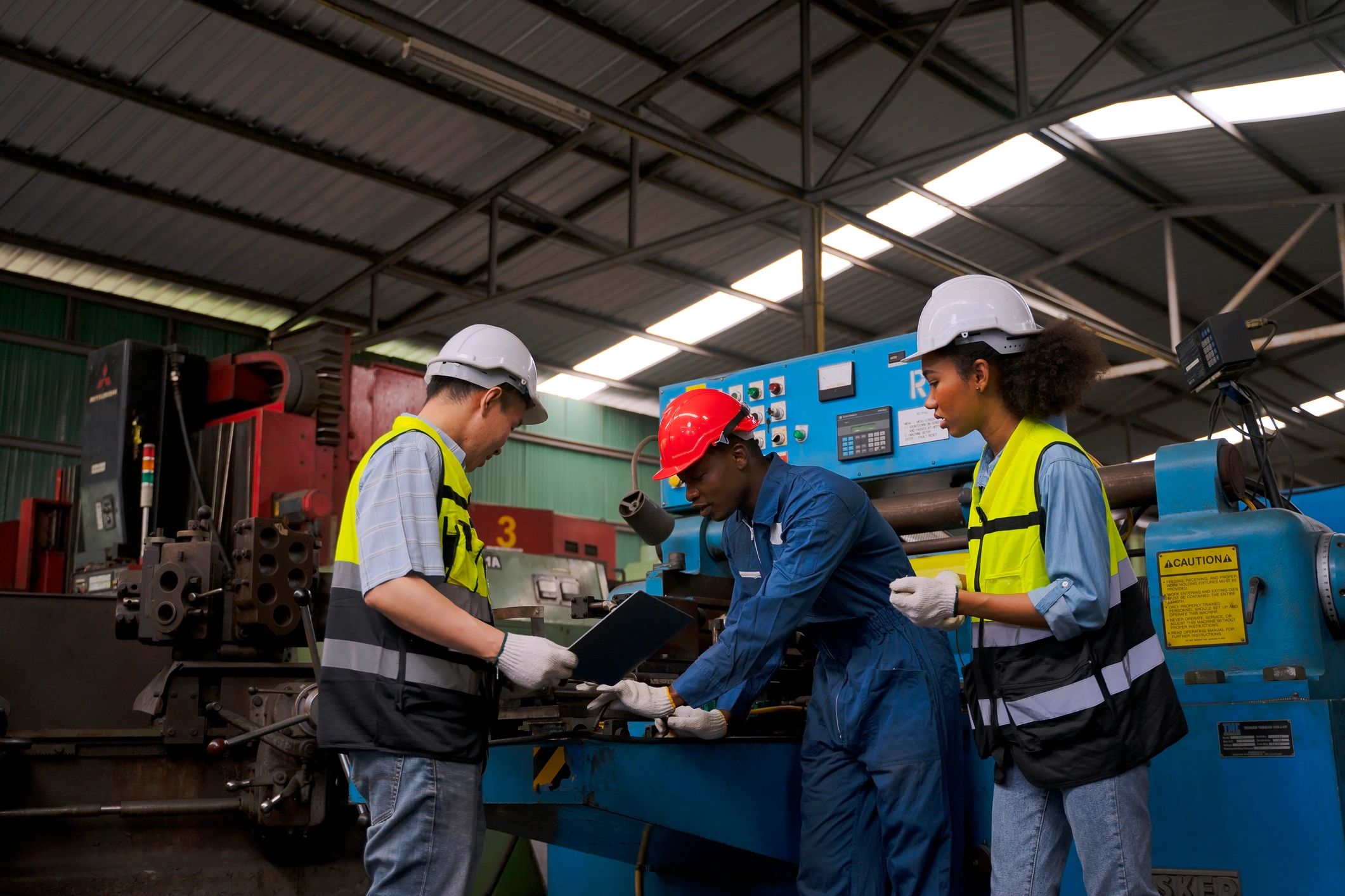 Trabajadores industriales operando maquinaria