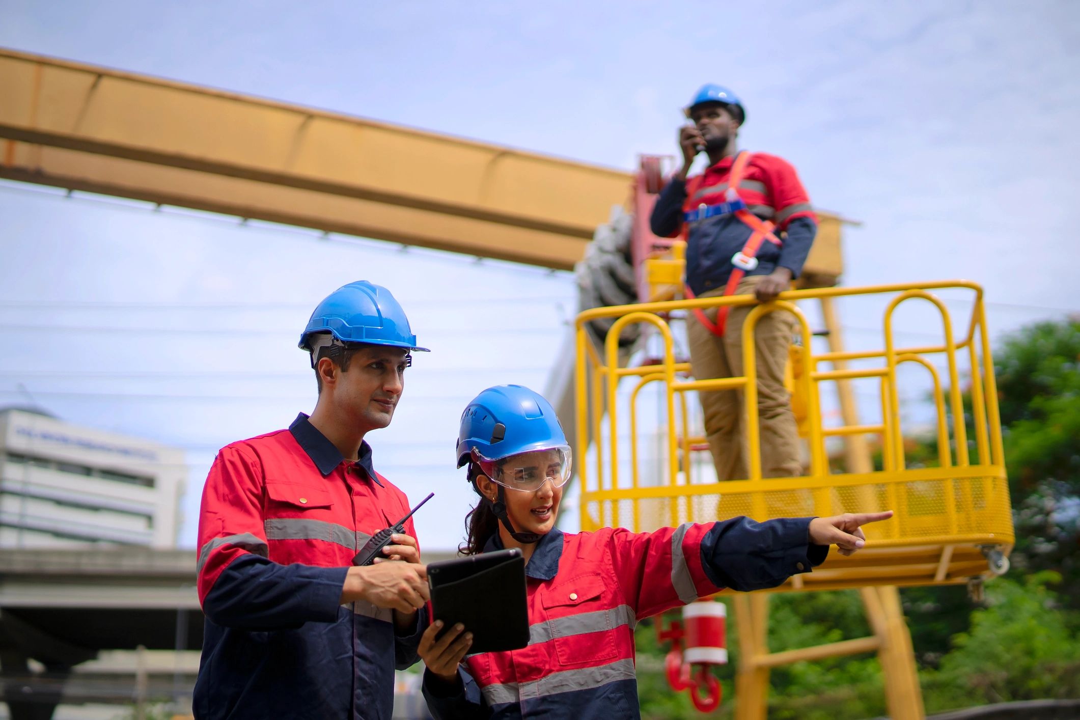 Profesionales de ingeniería y operaciones en entorno industrial para capacitación técnica