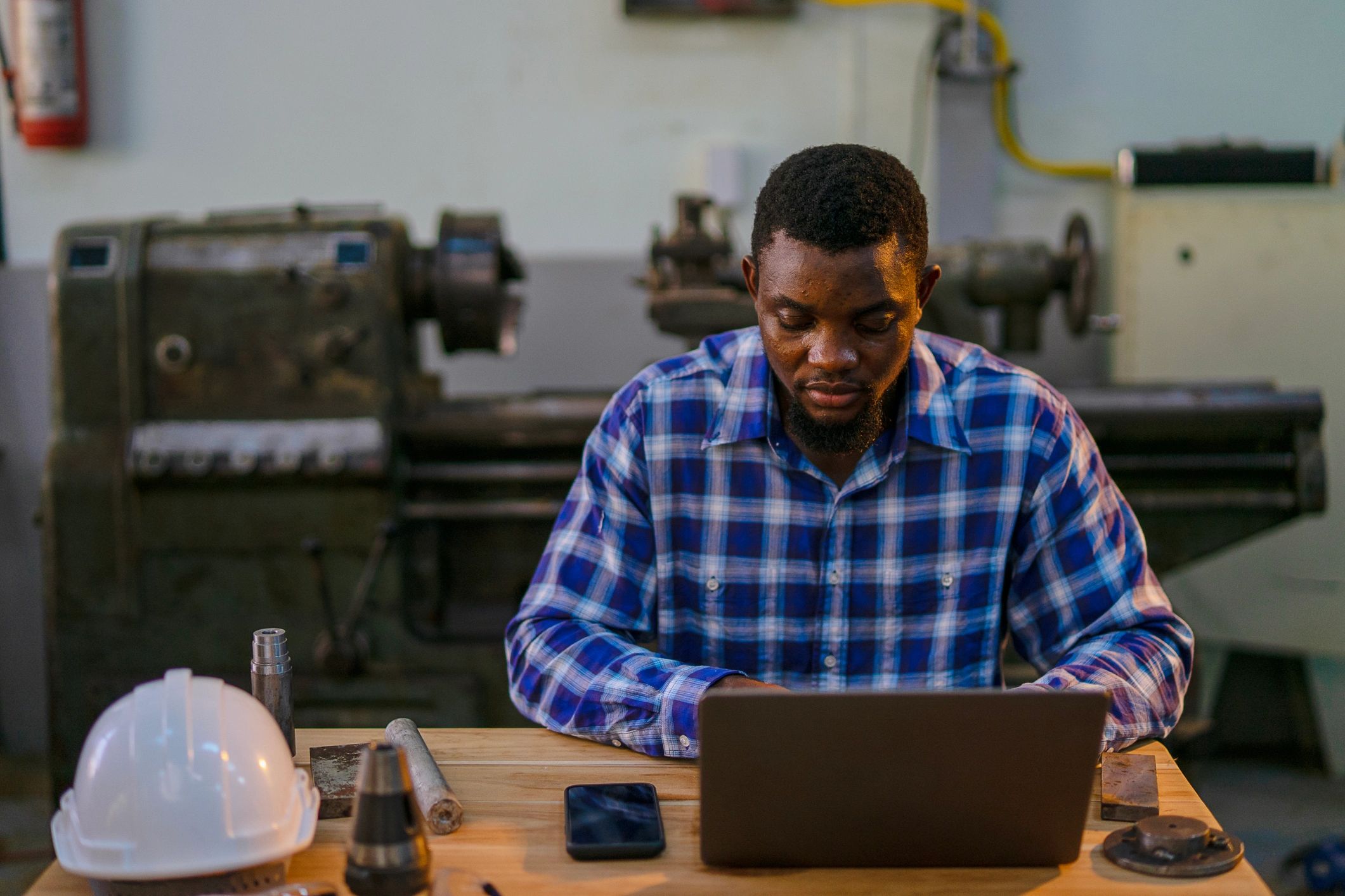 Trabajador industrial en entorno técnico