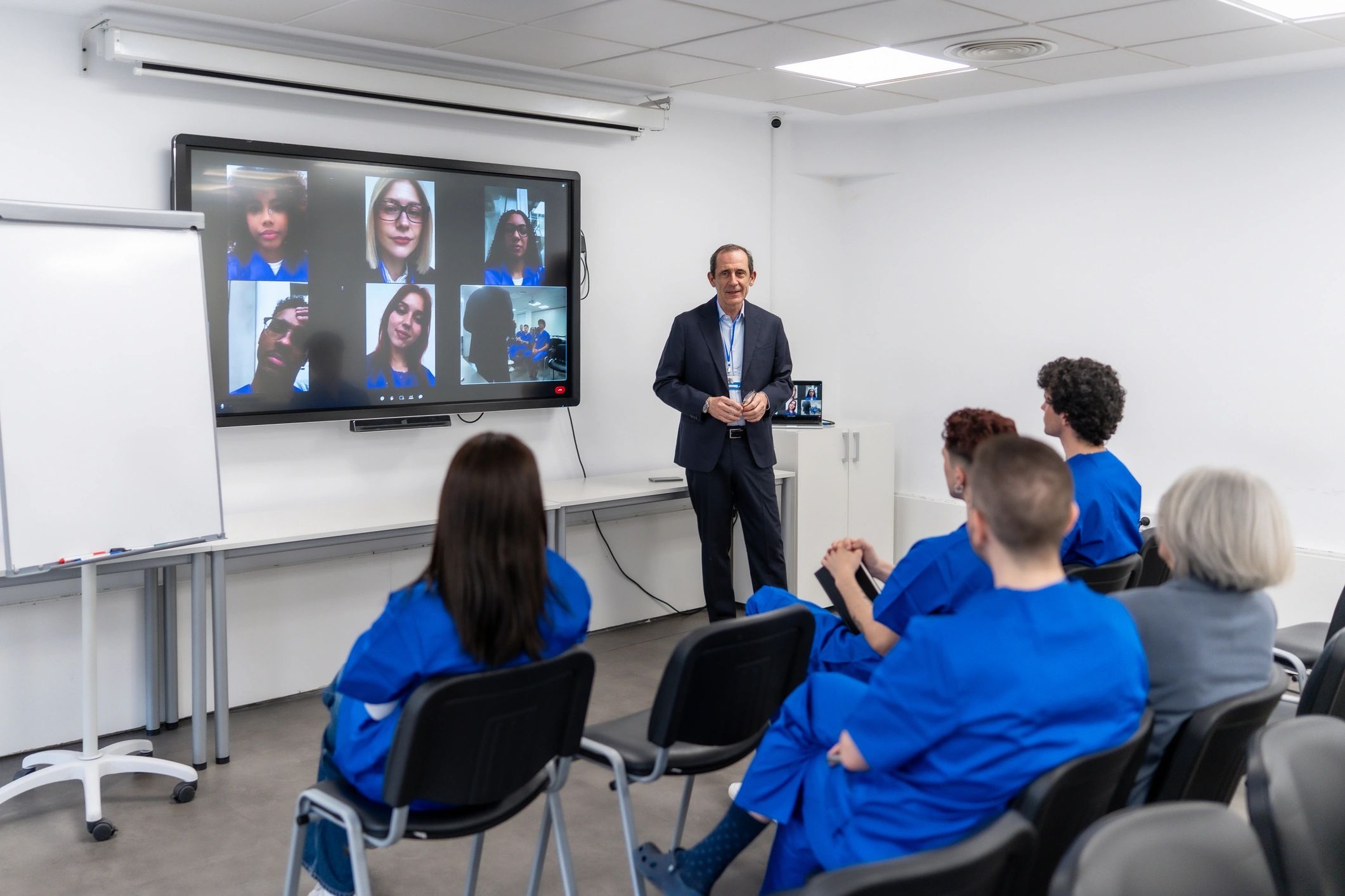 Capacitación híbrida y sincrónica con participantes conectados en vivo
